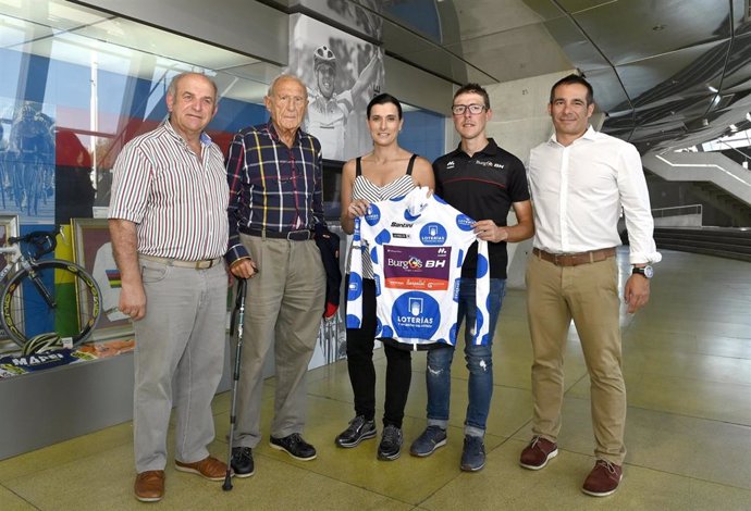 La alcaldesa de Santander, Gema Igual, recibe al ciclista Ángel Madrazo, en el Museo del Deporte