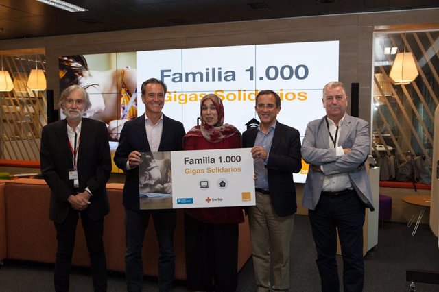 Nota De Prensa El Programa Gigas Solidarios De Orange Alcanza Su Objetivo De Dotar De Internet Gratis A 1.000 Familias Con Escasos Recursos