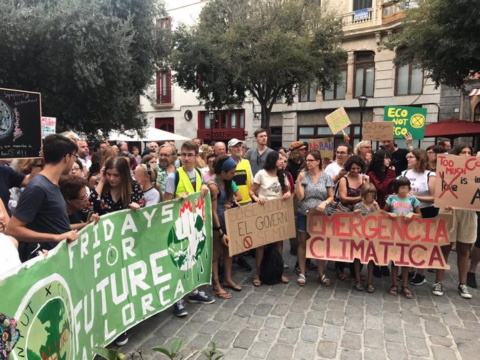 AMP.- Unas 300 personas se concentran en plaza de Cort para exigir medidas "eficientes" contra el cambio climático