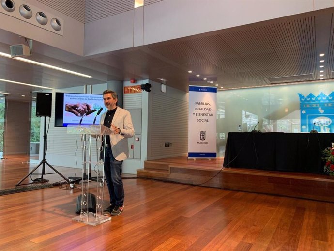 El delegado de Familias, Igualdad y Bienestar Social del Ayuntamiento de Madrid, Pepe Aniorte, inaugura una jornada por el Día Mundial del Alzheimer