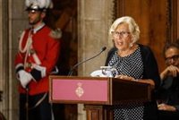 Carmena assegura en la Merc estar obstinada a unir "com sigui" Barcelona i Madrid