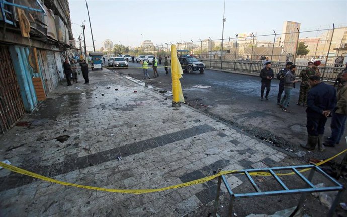 Las fuerzas de seguridad iraquíes inspeccionan el lugar de un atentado suicida en Bagdad