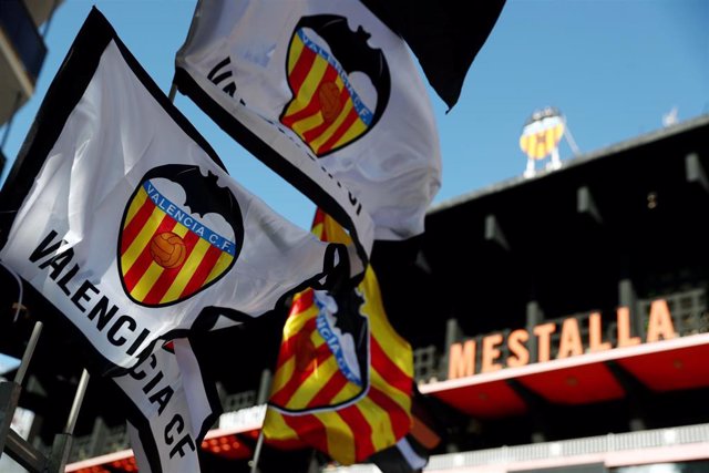 Banderas del Valencia CF enfrente del estadio de Mestalla.
