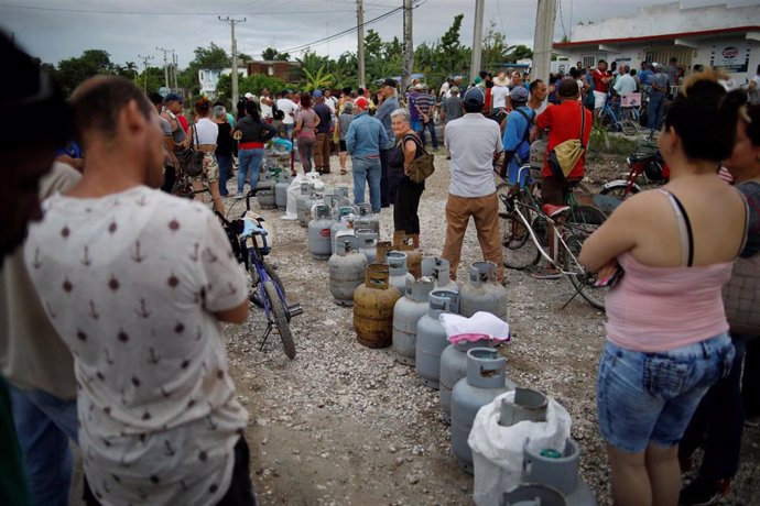 Personas esperan para comprar gas para cocinar en Cuba