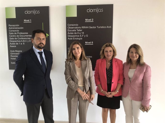 La consejera de Empleo, Formación y Trabajo Autónomo de la Junta de Andalucía, Rocío Blanco, visita el CIO Mijas.