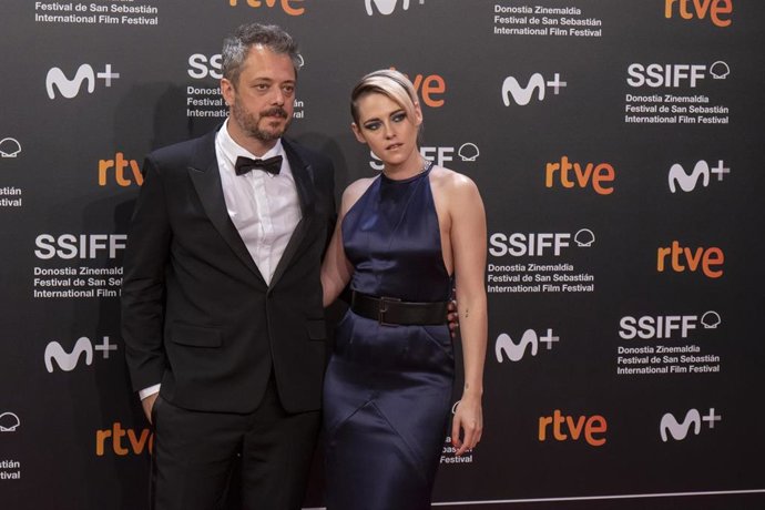 (I-D) El Director Australiano Benedict Andrews Y La Actriz Estadounidense Kristen Stewart Asisten A La Gala De Inauguración Del Festival De San Sebastián 2019, En El Palacio Kursaal (San Sebastián) A 20 De Septiembre De 2019.