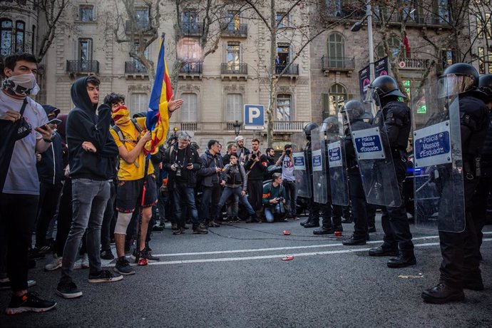 Agents de Mossos de Esquadra intenten controlar a uns estudiants durant la manifestació convocada per Universitats per la República dins de la huelga general a Catalunya impulsada por la Intersindical-CSC contra el judici del procés. 