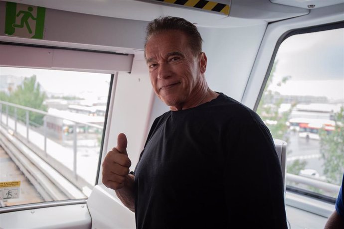El actor y ex gobernador de California (Estados Unidos) Arnold Schwarzenegger, en una visita al Metro de Barcelona.
