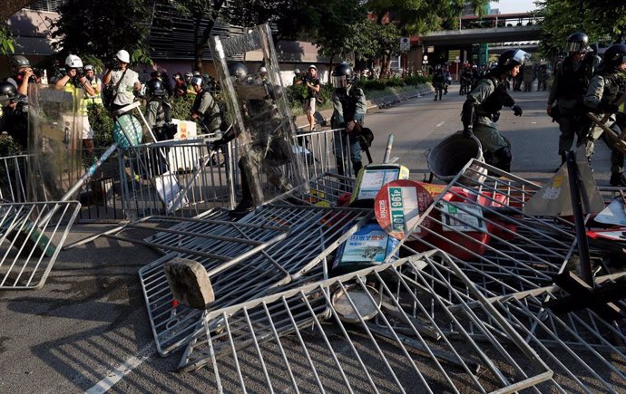 Agentes desmantelan una barricada durante una protesta antigubernamental en Hong Kong
