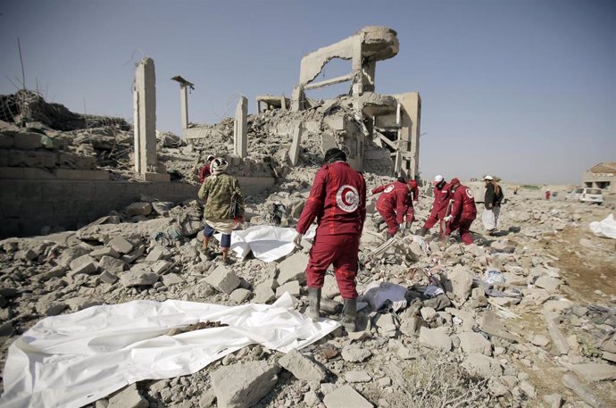 Equipos de rescate buscan víctimas tras un bombardeo en Yemen