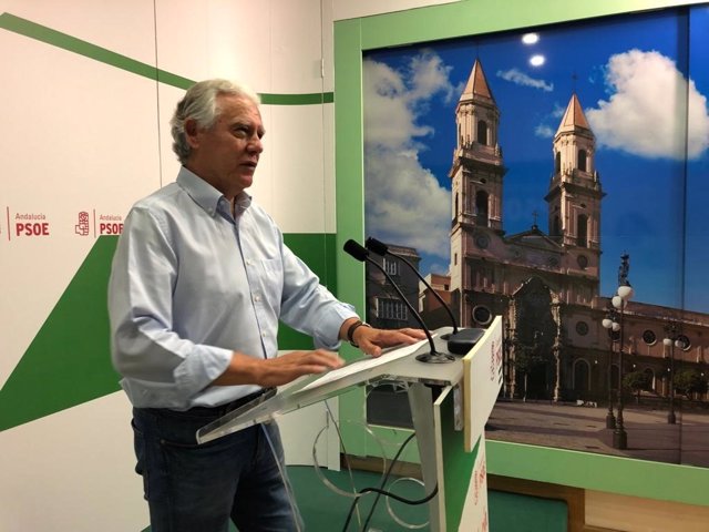 El secretario de Educación del PSOE-A, Francisco Menacho, en rueda de prensa