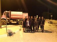 Los vecinos de San Fulgencio ofrecen una merienda nocturna a los bomberos para agradecer su labor tras el temporal