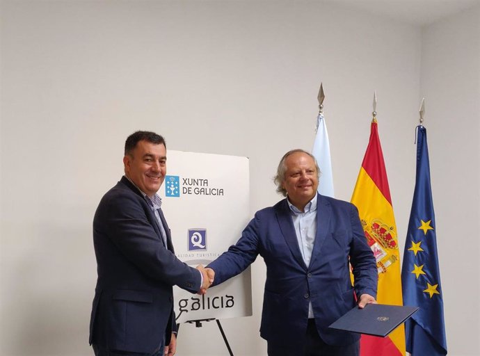 Firma del acuerdo entre el conselleiro de Cultura e Turismo, Román Rodríguez, y  el presidente del Instituto por la Calidad Turística Española, Miguel Mirones