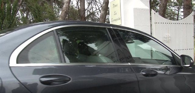 Los coches entran a toda prisa en la finca donde se ha celebrado la boda