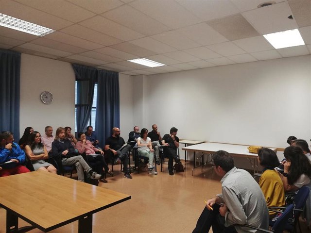 Fernández, en el centro, en el comienzo de la reunión con los representantes de los círculos de Podemos en CyL