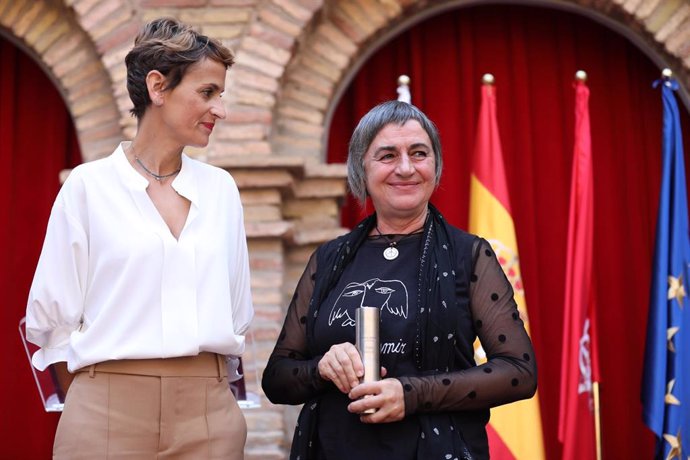La presidenta del Gobierno de Navarra, María Chivite (i), entre un reconocimiento a la activista Stasa Zajovic con motivo del Día Internacional de la Paz.