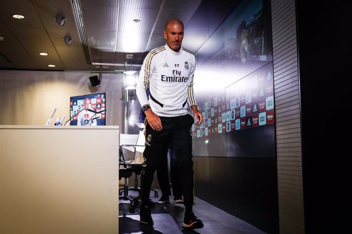 Zinedine Zidane deja la sala de prensa de Valdebebas