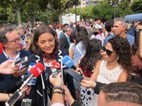 La ministra Reyes Maroto asevera que el Gobierno "no utiliza las instituciones" para hacer campaña electoral