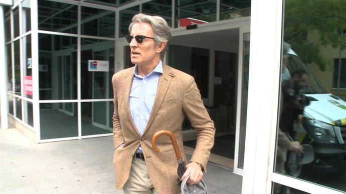 Alfonso Díez visita en la clínica de La Luz a Cayetano Martínez de Irujo