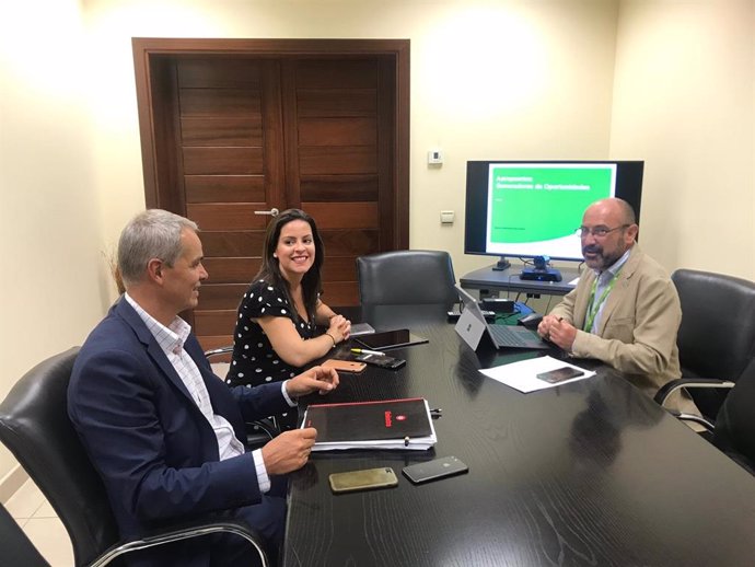 La consejera de Turismo del Gobierno de Canarias, Yaiza Castilla, se reúne con representantes de Aena