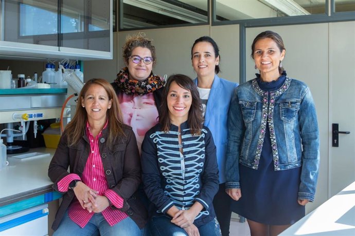 Investigadores de la UPNA que estudian cómo reducir mediante nuevas tecnologías el miedo de los niños a las inyecciones. De pie (de izq. A dcha.), Paula Escalada, Leticia San Martín y Raquel Sáenz. Sentadas, Nely Soto (izq.) y Marta Ferraz.