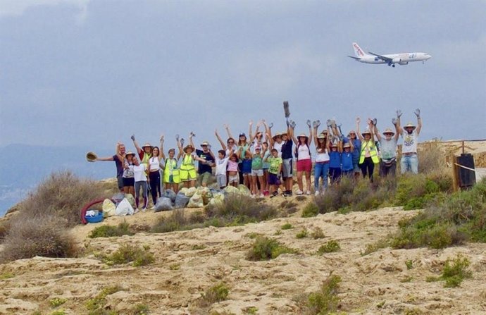 Imagen del World Cleanup Day en la playa de Es Carnatge.