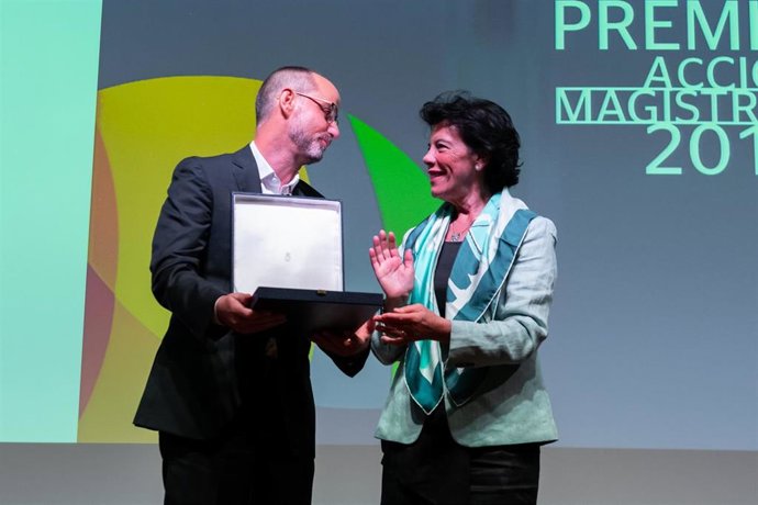 La ministra de Educación y Formación Profesional en funciones, Isabel Celaá, entrega el Premio Acción Magistral a Sebastián García, director del IES Manuel Tárraga de Murcia, ganadora de la categoría B (Secundaria)