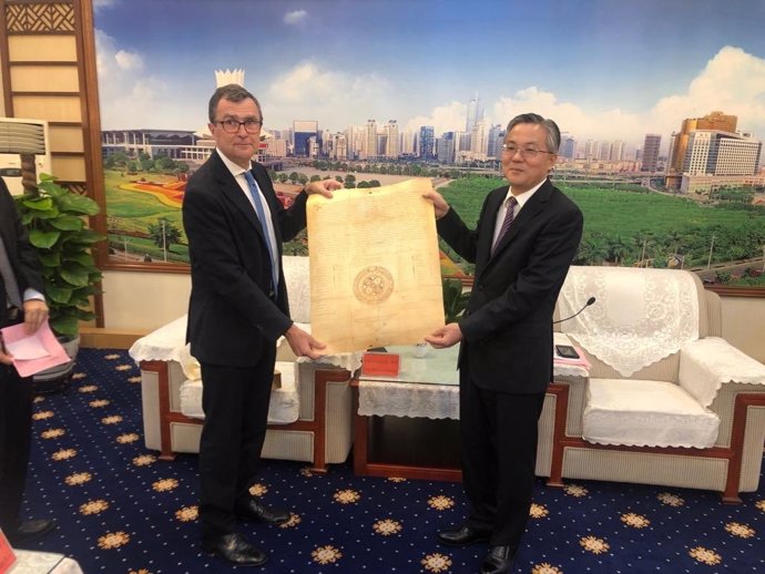 El alcalde de Murcia, José Ballesta, y el regidor de la ciudad china de Nanning, Zhou Hongbo, han firmado hoy el Convenio de Relaciones de Amistad, con el fin de fortalecer las relaciones institucionales entre China y Murcia