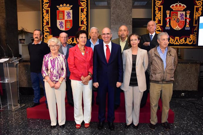 Iglesias, en el centro de la imagen, junto a los alcaldes y alcaldesas homenajeados en el Día de la Provincia