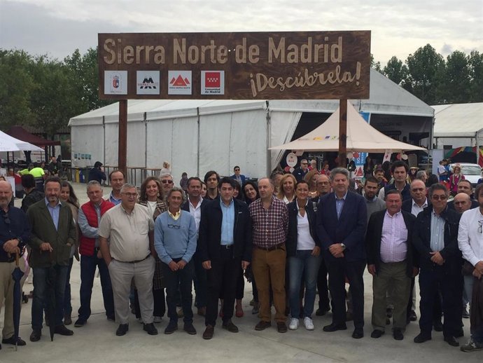 El consejero de Vivienda y Administración Local, David Pérez, durante su visita a la Feria de la Sierra Norte que se celebra este fin de semana en Venturada.