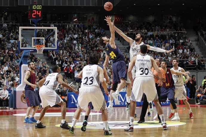 Ante Tomic y Nikola Mirotic en un encuentro Real Madrid - FC Barcelona de la temporada 2013-14