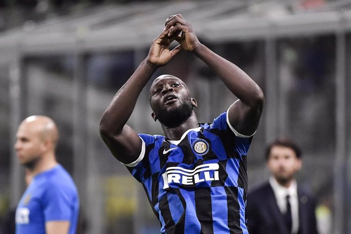 Fútbol/Calcio.- (Crónica) El Inter sigue líder tras ganar el derbi milanés
