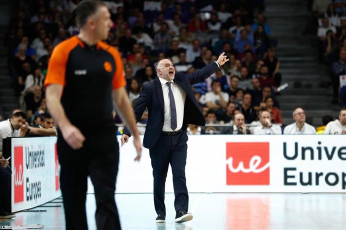 Pablo Laso dando órdenes desde el banquillo