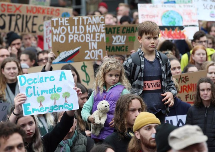 Jóvenes manifestándose para luchar contra el cambio climático