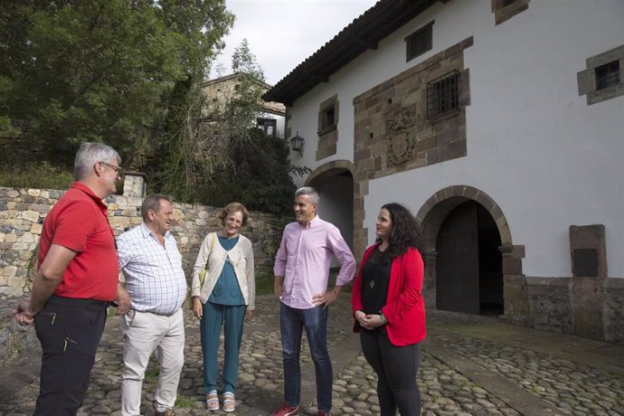 El vicepresidente de Cantabria, Pablo Zuloaga, visita la Casona de Tudanca