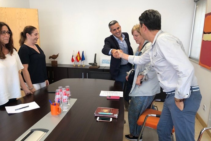 Zuloaga junto con la secretaria general del sidnicato TU, Isabel Rodriguez, acompañados por los miembros de dicha organización, Franciso Sierra, Maria Cruz Fuentes y Marta Trujillano