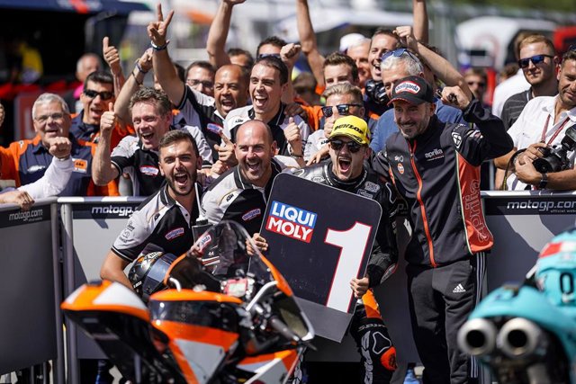 Arón Canet celebrando un triunfo con su equipo