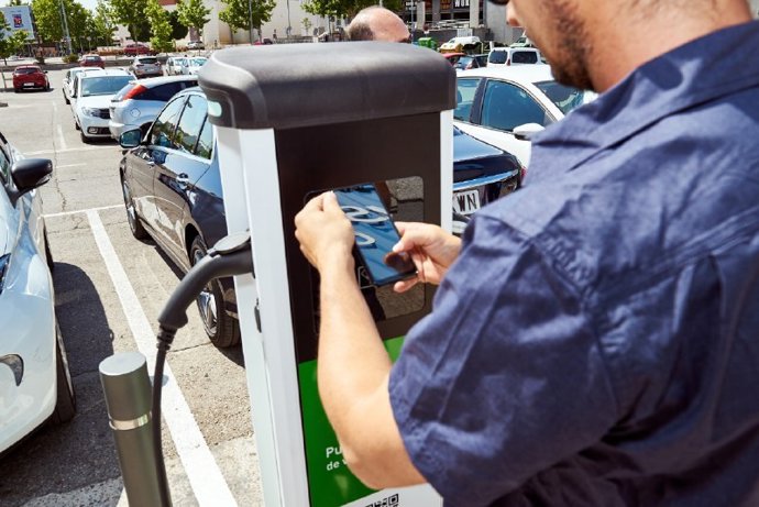Punto de recarga de vehículo eléctrico en la localidad de Rivas.