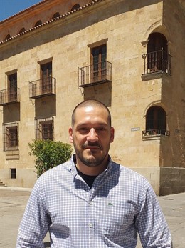 El novelista Luis Esteban, a la sazón comisario provincial de Policía en Salamanca.