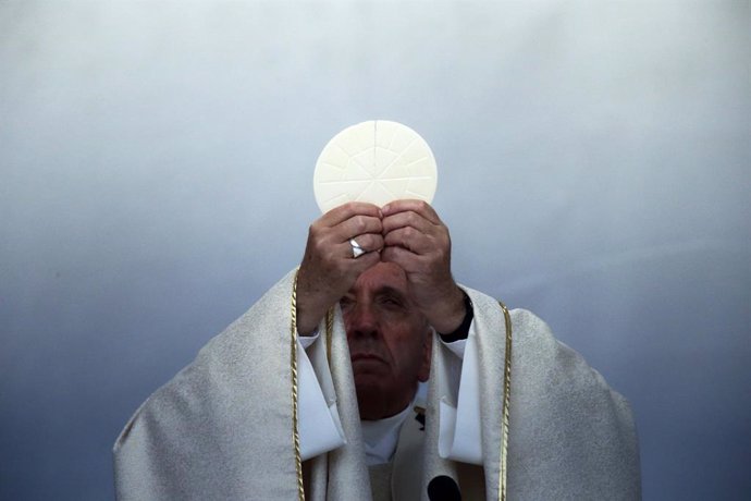 El Papa dice que el dinero puede "crear divisiones" e invita a la Iglesia a most