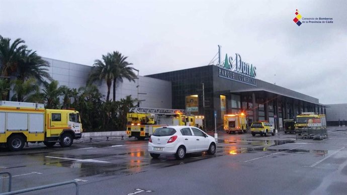 Bomberos de Cádiz extiguen un incendio en el parque comercial Las Dunas