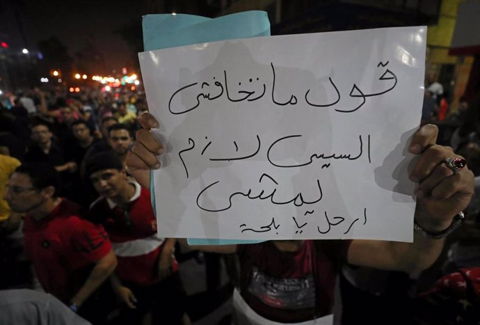 Pancarta en una manifestación en El Cairo con la consigna "No temas... Di que Al Sisi tiene que irse"