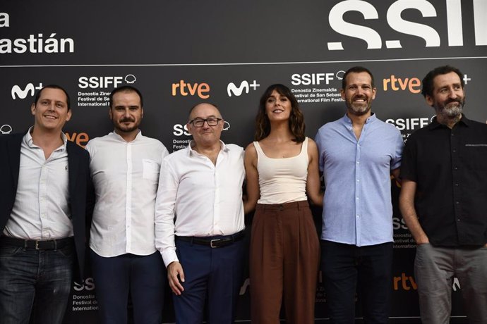 El director Aitor Arregi (2i), el director del festival de San Sebastián, José Luis Rebordinos (3i), la actriz Belén Cuesta (4i) y el director Jon Garaño (6i), entre otros, durante la presentación en Madrid de la sección de cine español del Festival de 