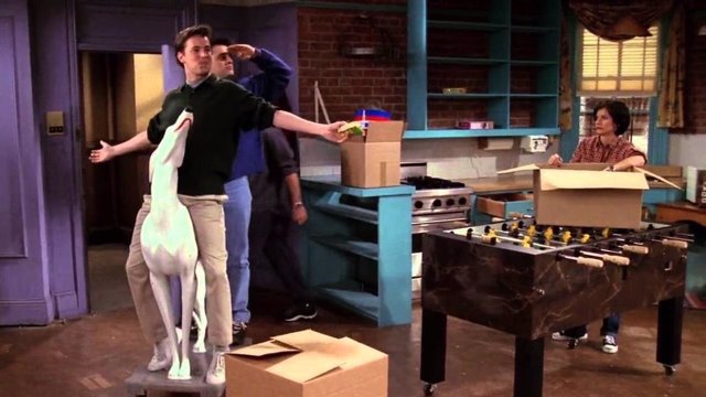Joey y Chandler entran triunfalmente al piso de Mónica en Friends