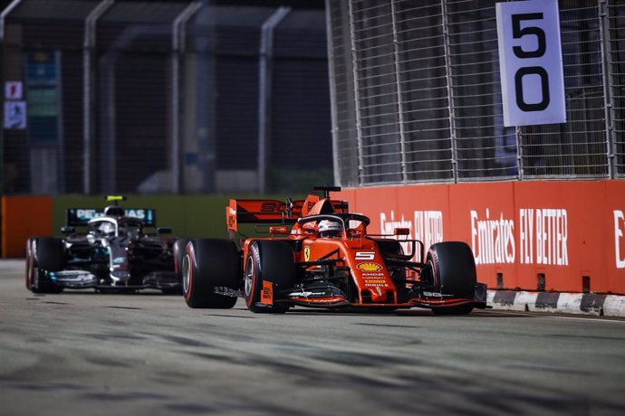 AV.- Fórmula 1/GP Singapur.- Vettel cierra su sequía en Singapur y Sainz se topa