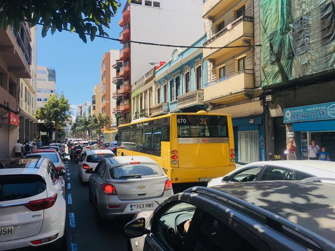 Visión parcial desde la zona Puerto, en La Isleta, del atasco provocado en Las Palmas de Gran Canaria por la decisión del Ayuntamiento de cerrar un tramo de autovía para la circulación de bicicletas, momentos antes de las 14 horas