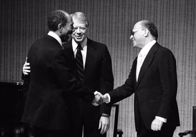 El presidente egipcio Anwar Sadat estrecha la mano del primer ministro israelí Menachem Begin ante la mirada del presidente estadounidense Jimmy Carter en 1978