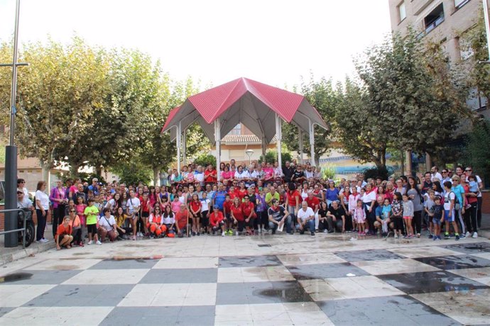 Unas 450 personas participan en la XV Marcha Interbarrios de Barbastro.