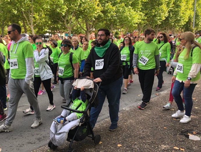 El alcalde de Ávila en la marcha contra el cáncer