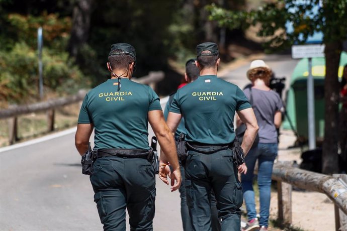 Dos agentes de la Guardia Civil, en las inmediaciones del Hotel Cirilo de Cercedilla, que actúa de centro base del dispositivo de búsqueda de la exesquiadora Blanca Fernández Ochoa, desaparecida en la sierra de Madrid el pasado 23 de agosto.